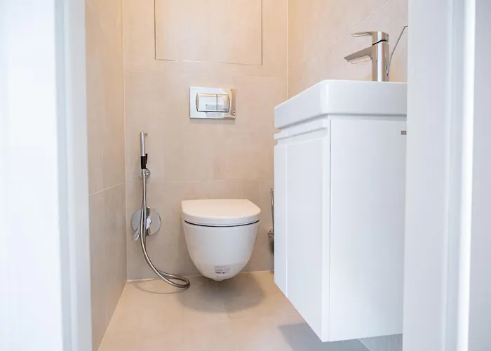 Center Free Parking *